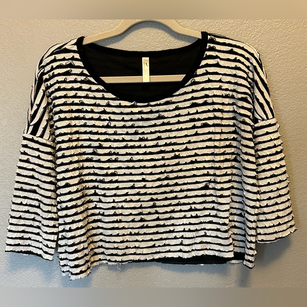 Tua USA 'audrey' 3/4 Sleeve Oversized Cropped Top with Ruffle Details Scoop Neck